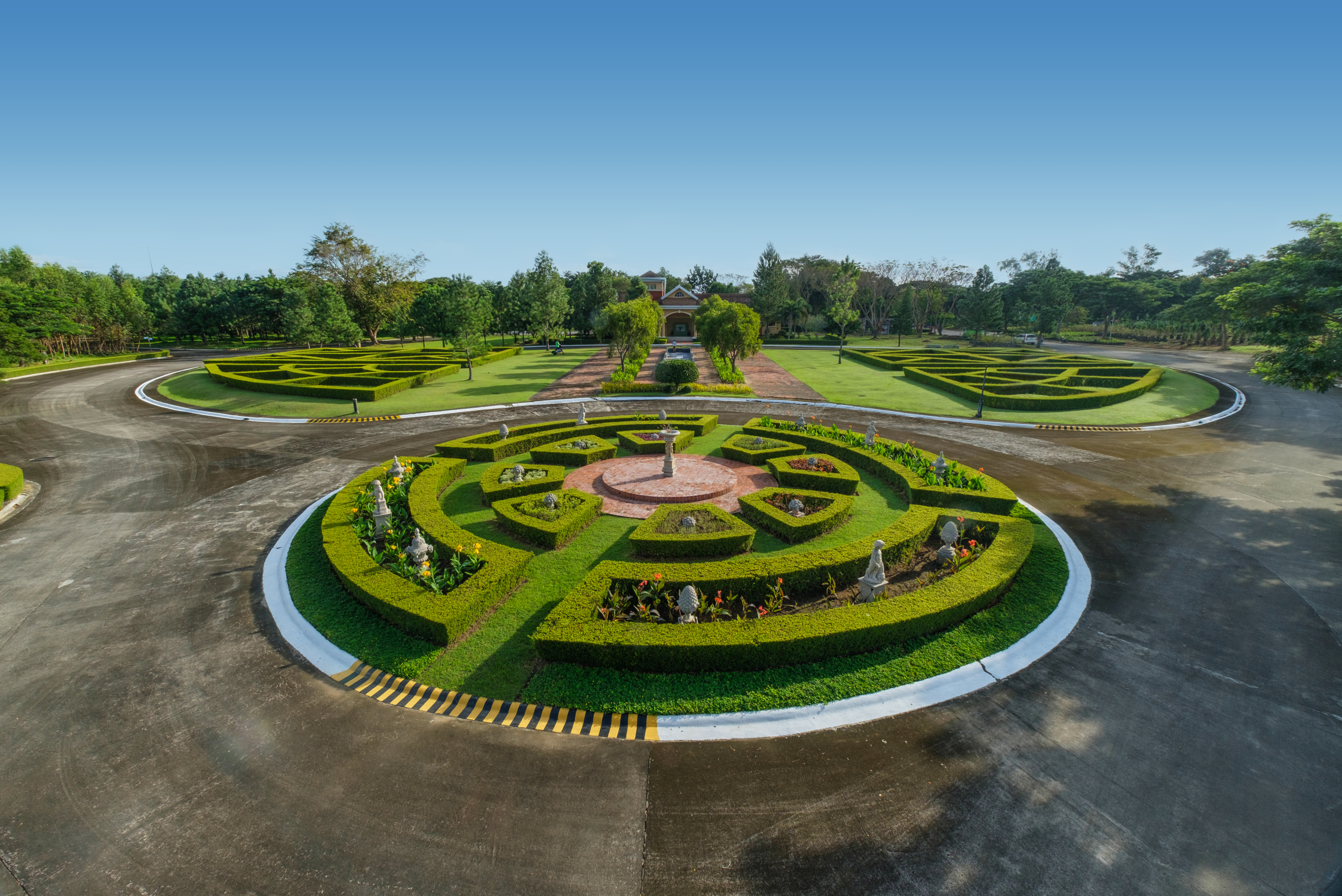 A courtyard of manicured hedges welcomes you at Promenade.