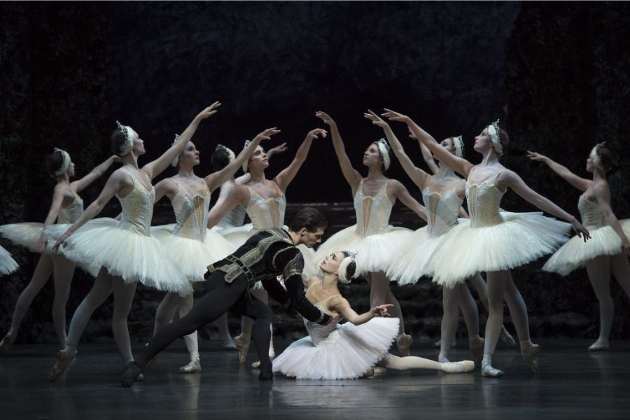pertunjukkan swan lake birmingham royal ballet