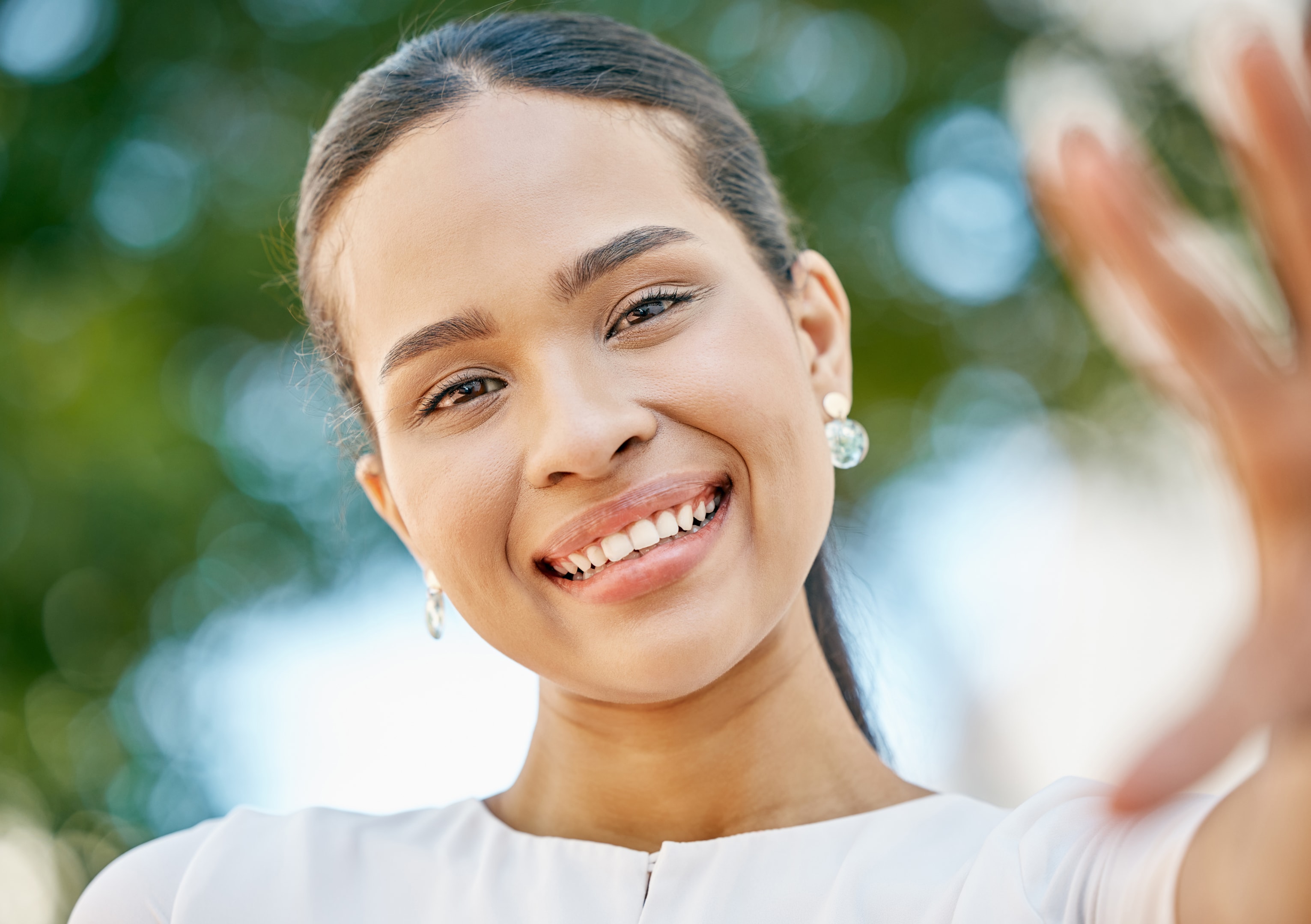 beautiful woman smiling who has had successful double jaw surgery