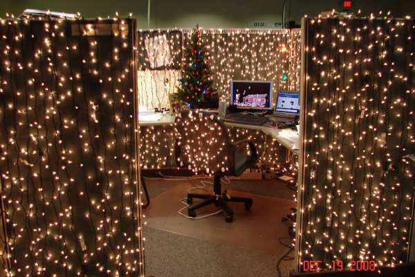 bureau illuminé de guirlandes de Noël 