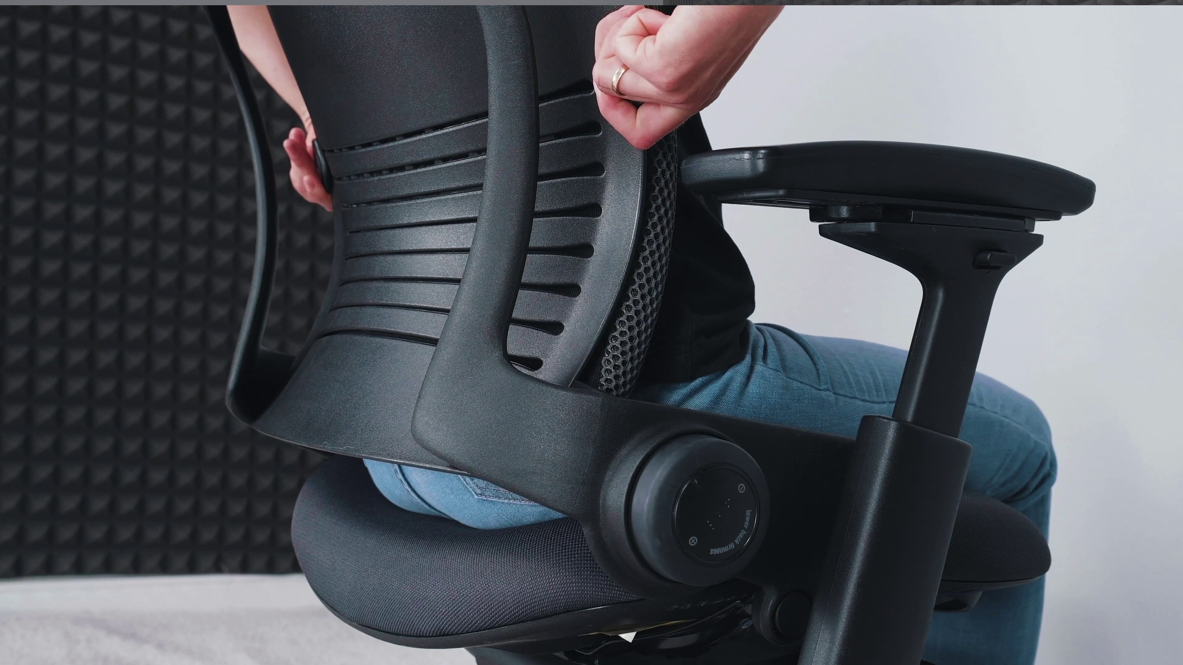Krzesła biurowe ergonomiczne ranking 1600–2500 zł – najlepsze modele do pracy biurowej w 2026 roku 11 Regulacja wkładki lędźwiowej w Steelcase Leap V2. Źródło: Brastech
