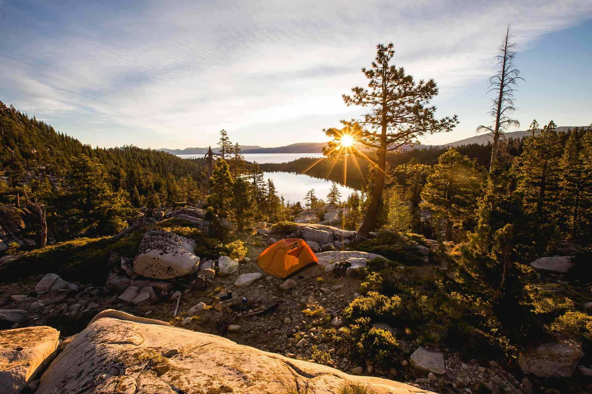 Hvor vild camping er tilladt, kan du nyde smukke landskaber omgivet af natur