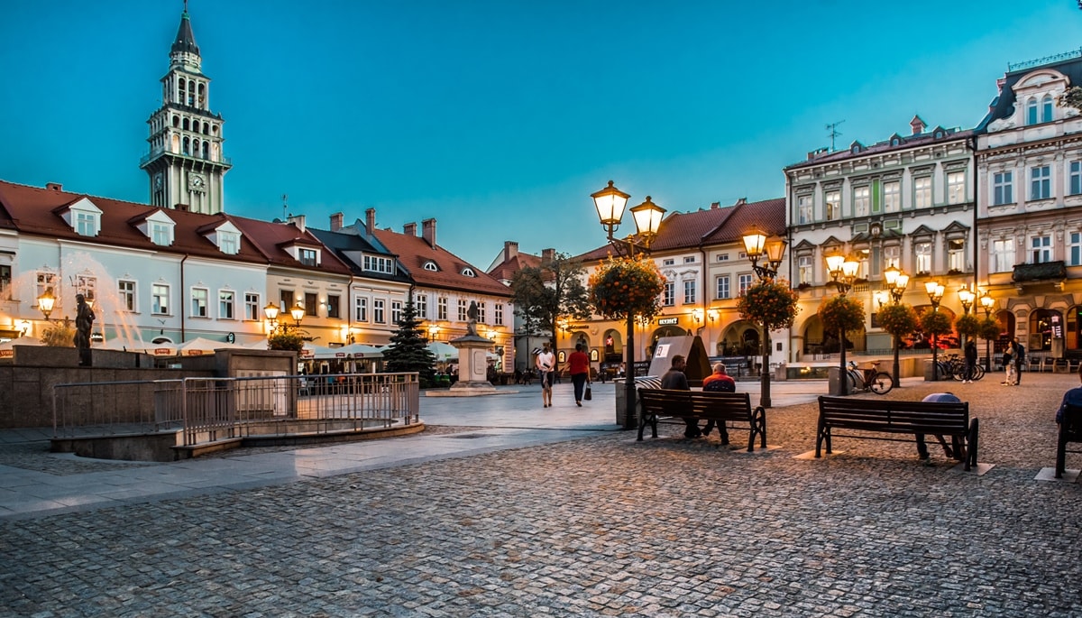 Rynek w mieście Bielsko-Biała nocą. Źródło: https://commons.wikimedia.org/wiki/File:Bielsko-Bia%C5%82a_Rynek_noc%C4%85_2.jpg