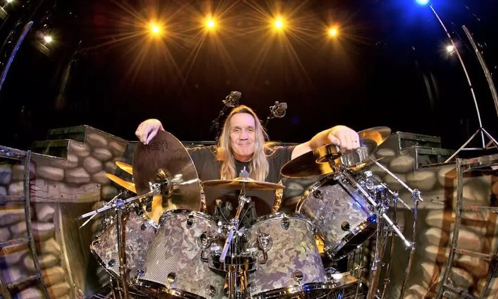 5cfa188f d1d4 4c20 b897 369712142687 | Zero to Drum Nicko Mcbrain Detrás De Su Set De Batería