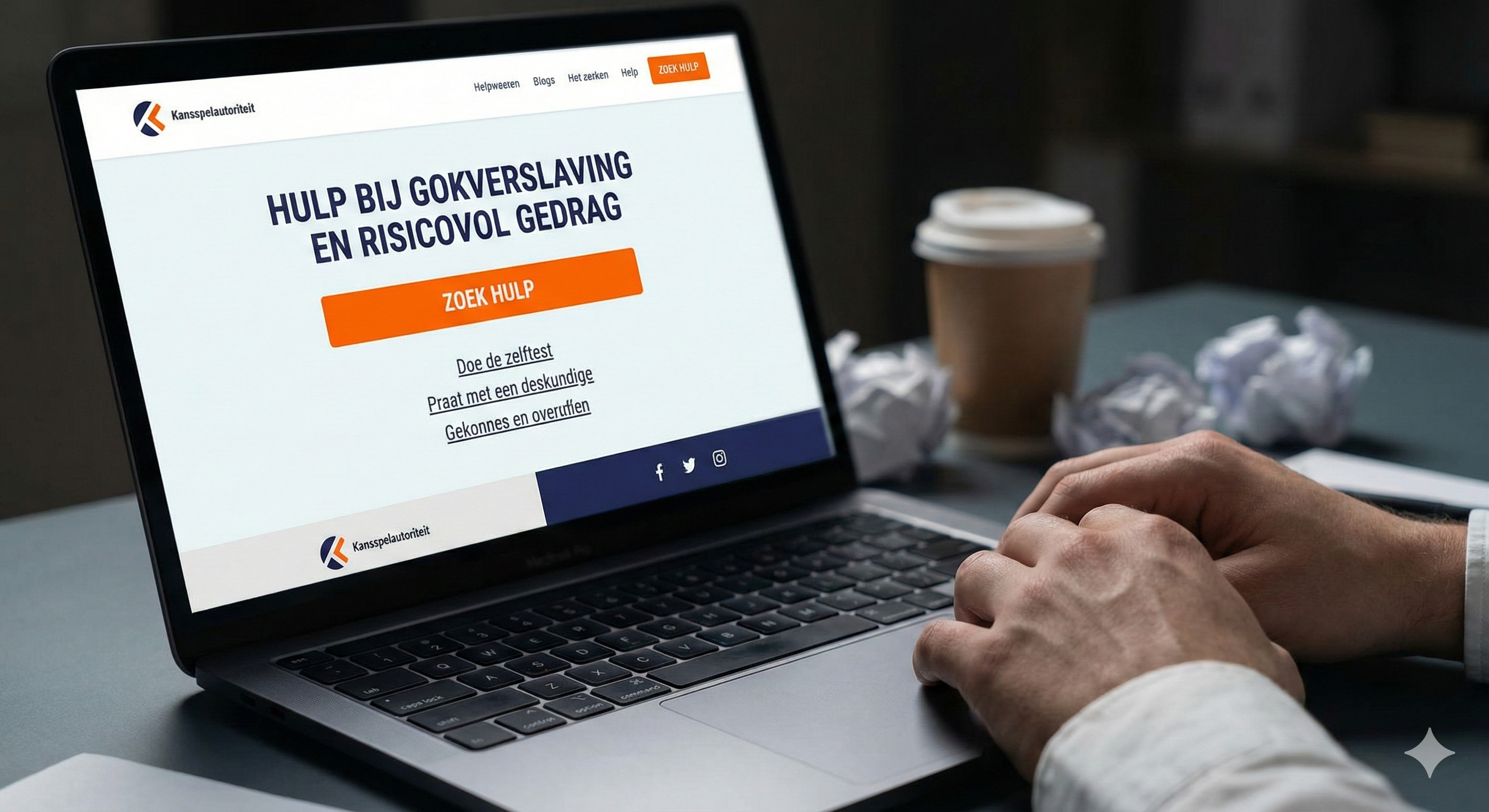 Persoon zit achter een laptop waarop informatie van de Kansspelautoriteit te zien is over hulp bij gokverslaving en risicovol speelgedrag.