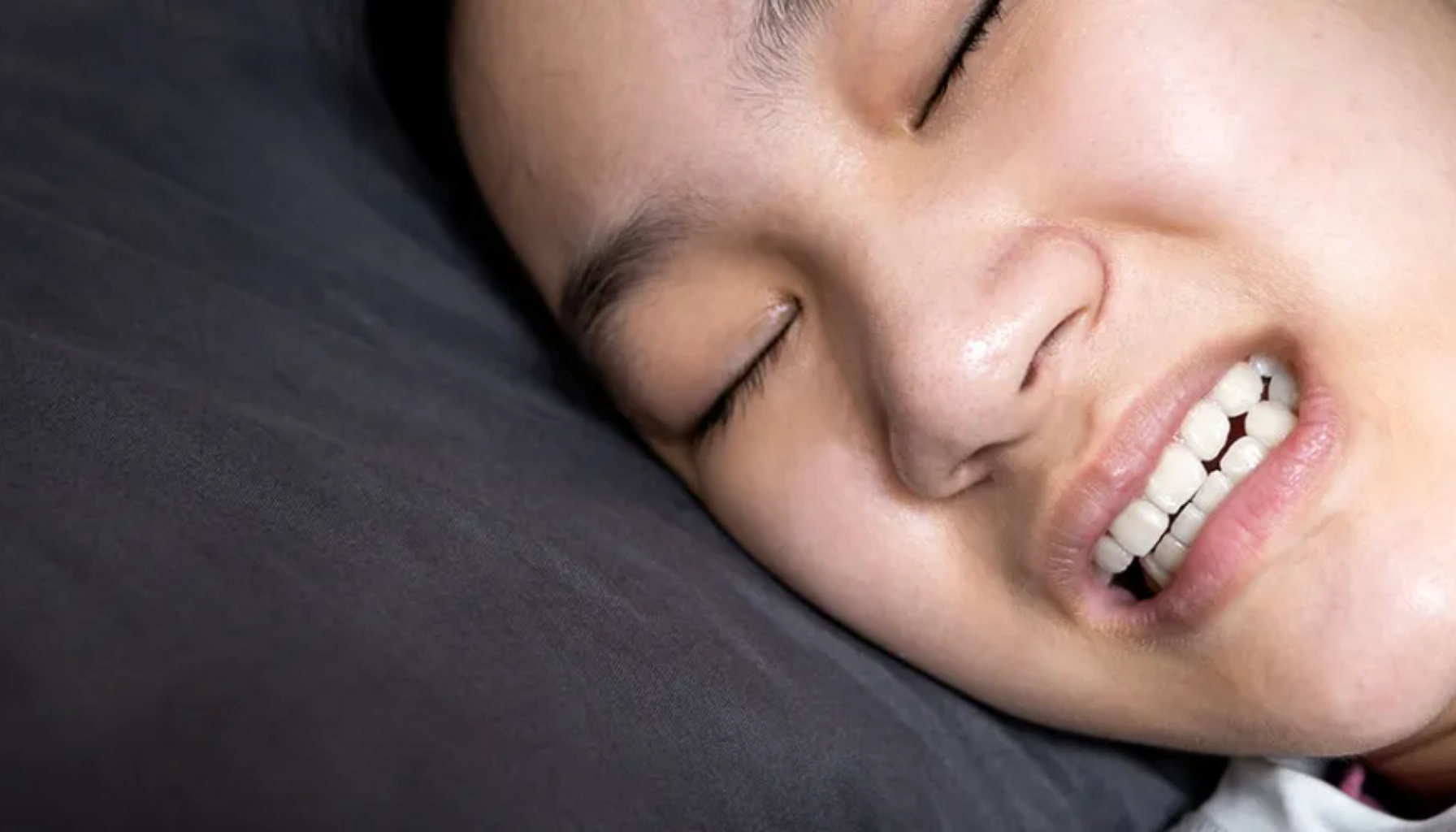 Tannpressing Symptomer: Når Du Ikke Vet At Du Gjør Det 21 Person som sover med anstrengt ansikt og tenner sammenbitte, muligvis tegn på tanngnissing eller søvnforstyrrelse.