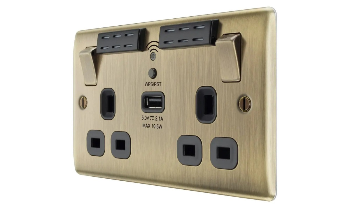 Wi-Fi extender plug socket - switches on plate edge - with USB port and antenna