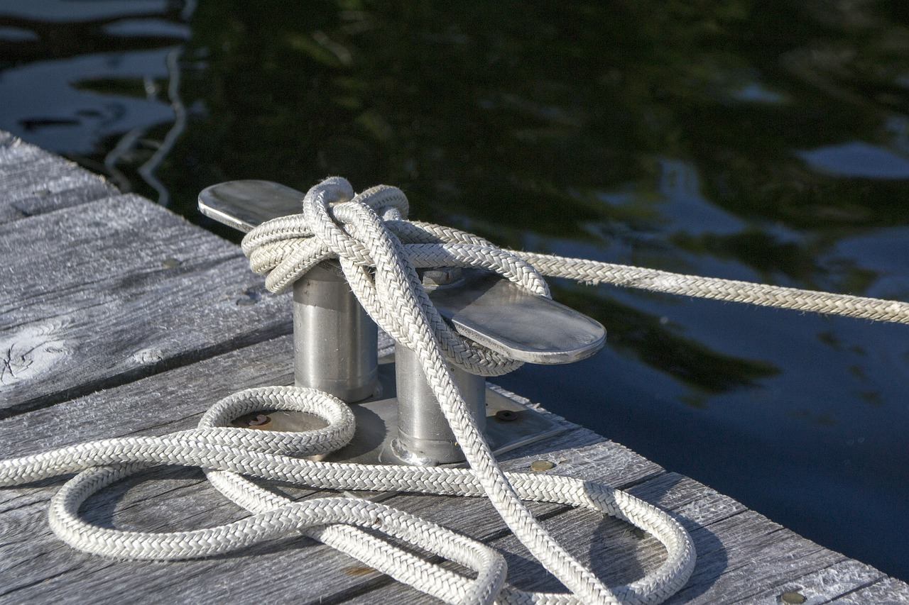 Strong Polyester Ropes: Find the Best Manufacturers in the UK for Long-Term Use 2 white polyester rope used in boating