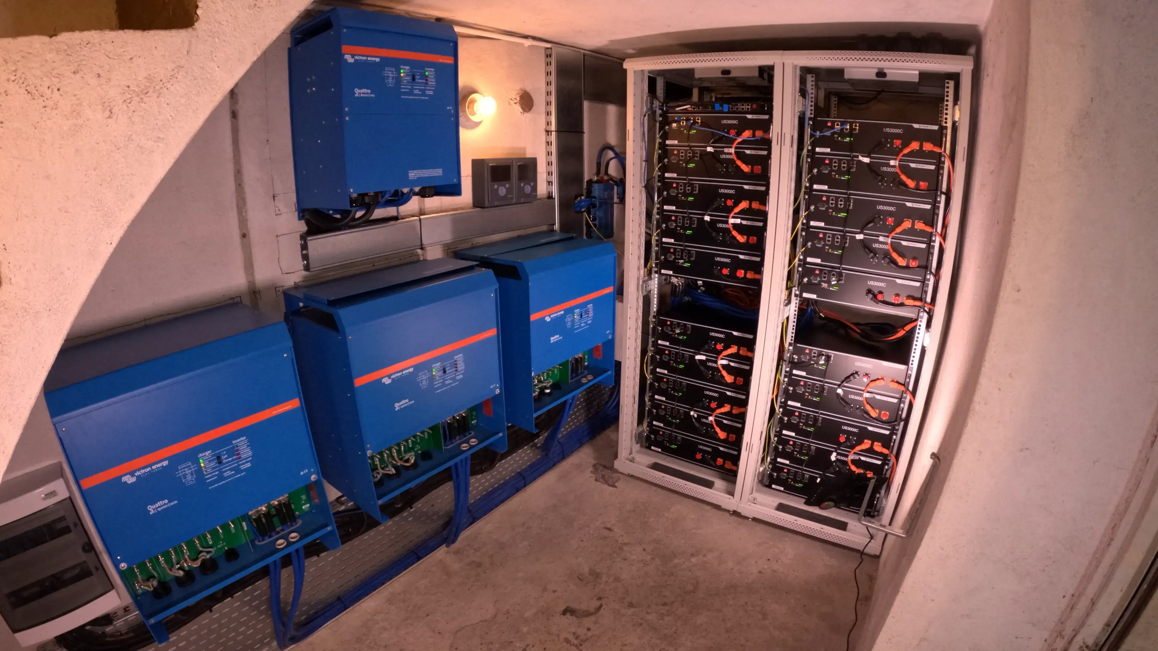 Na ścianie w pomieszczeniu technicznym zamontowane są falowniki Victron Quattro, które umożliwiają efektywne wykorzystanie energii słonecznej z paneli fotowoltaicznych oraz zapewniają niezawodne zasilanie, przyczyniając się do osiągnięcia pełnej niezależności energetycznej. Urządzenia ogrzewania, magazynowanie, wodę, instalację. Produkty fotowoltaika.