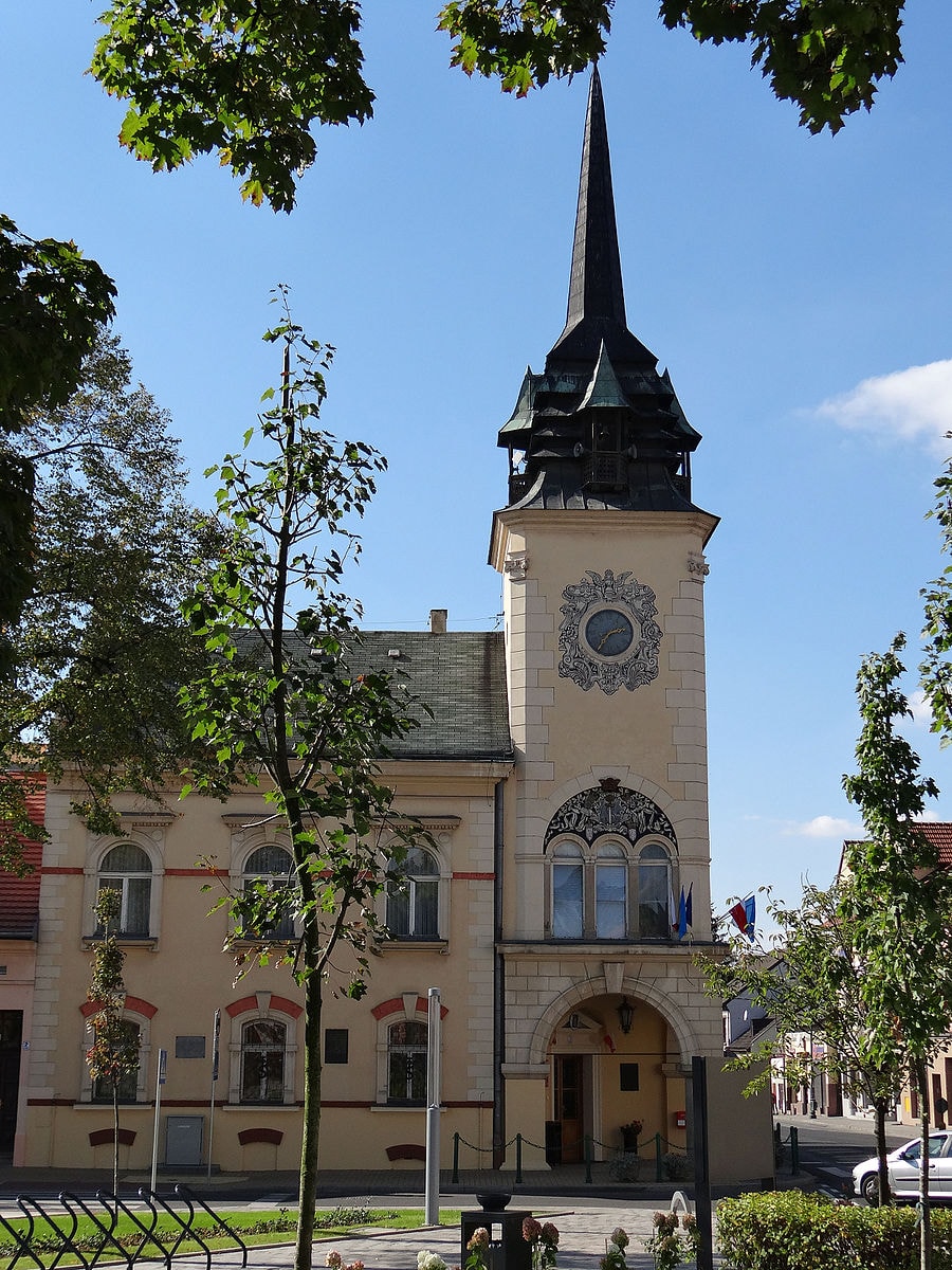 Widok na ratusz i rynek w mieście Skawina. Źródło: https://commons.wikimedia.org/wiki/File:Malopolska_Skawina_Rynek_Ratusz_03_A-439M.JPG