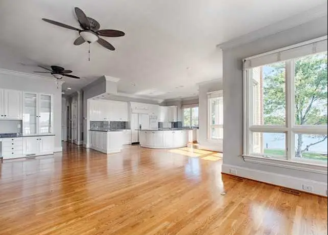 Spacious Open-plan Floor Kitchen