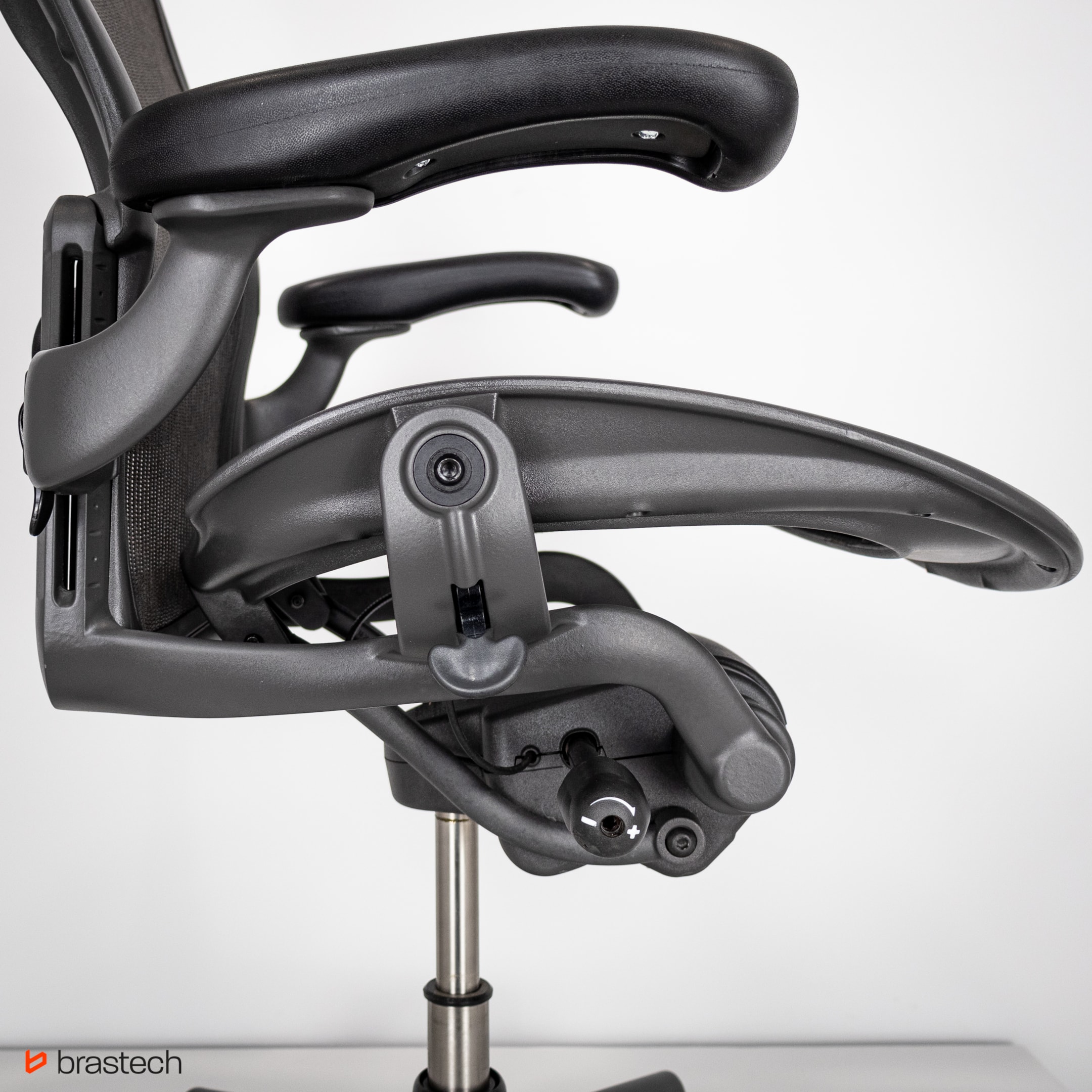 Profil siedziska i boczne podparcia siedziska Herman Miller Aeron Classic. Źródło: Brastech