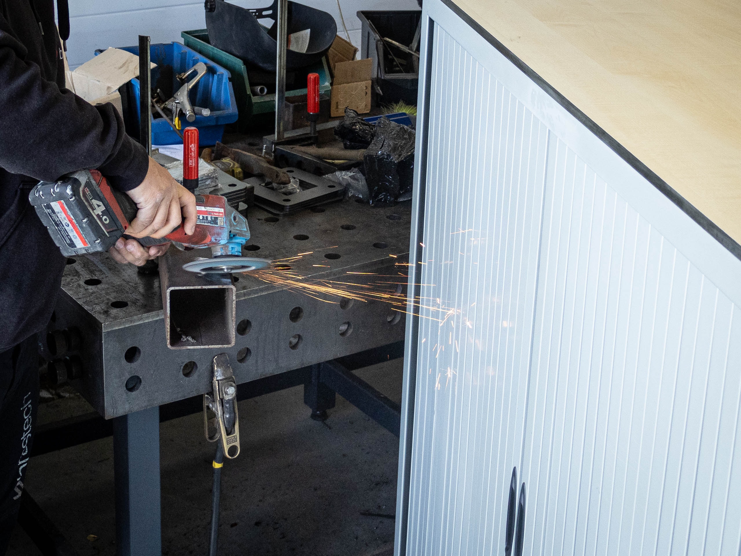 Szafa żaluzjowa – którą wybrać? Z roletą z tworzywa, aluminium czy metalu? 4 Zaleta metalowej rolety. Odporność na iskry. Źródło: Brastech