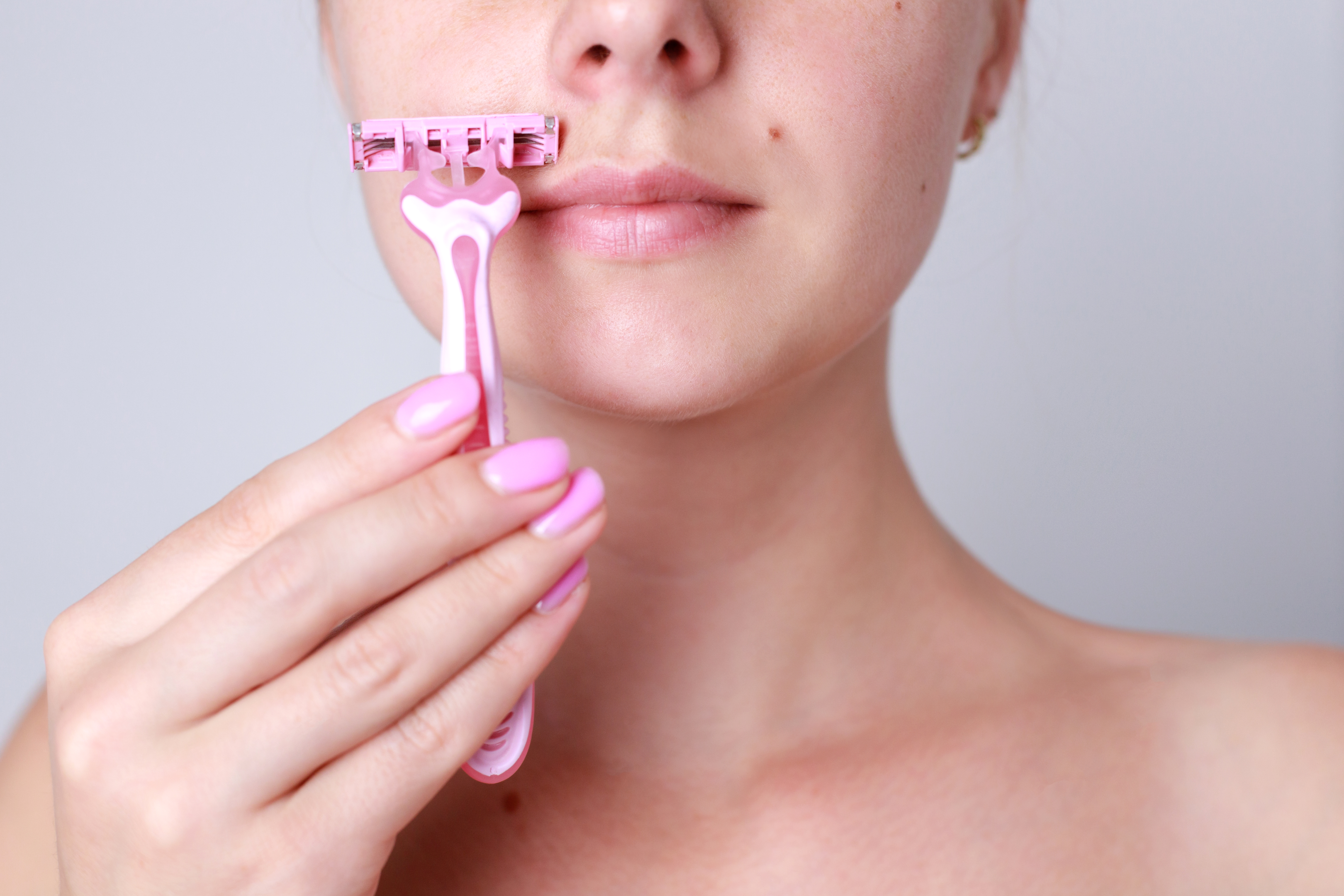 La mayoría de las mujeres se quitan el cabello de su labio superior, pero algunas tienen exceso de vello corporal y cabello facial debido a una condición llamada hirsutismo 