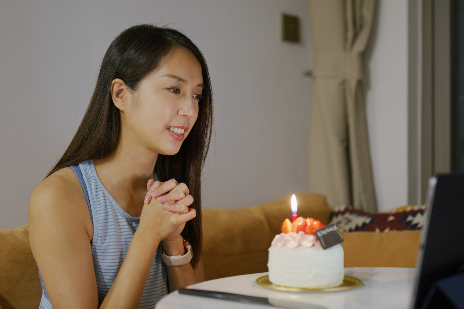 Virtual team celebrating a coworker’s birthday with a cake.