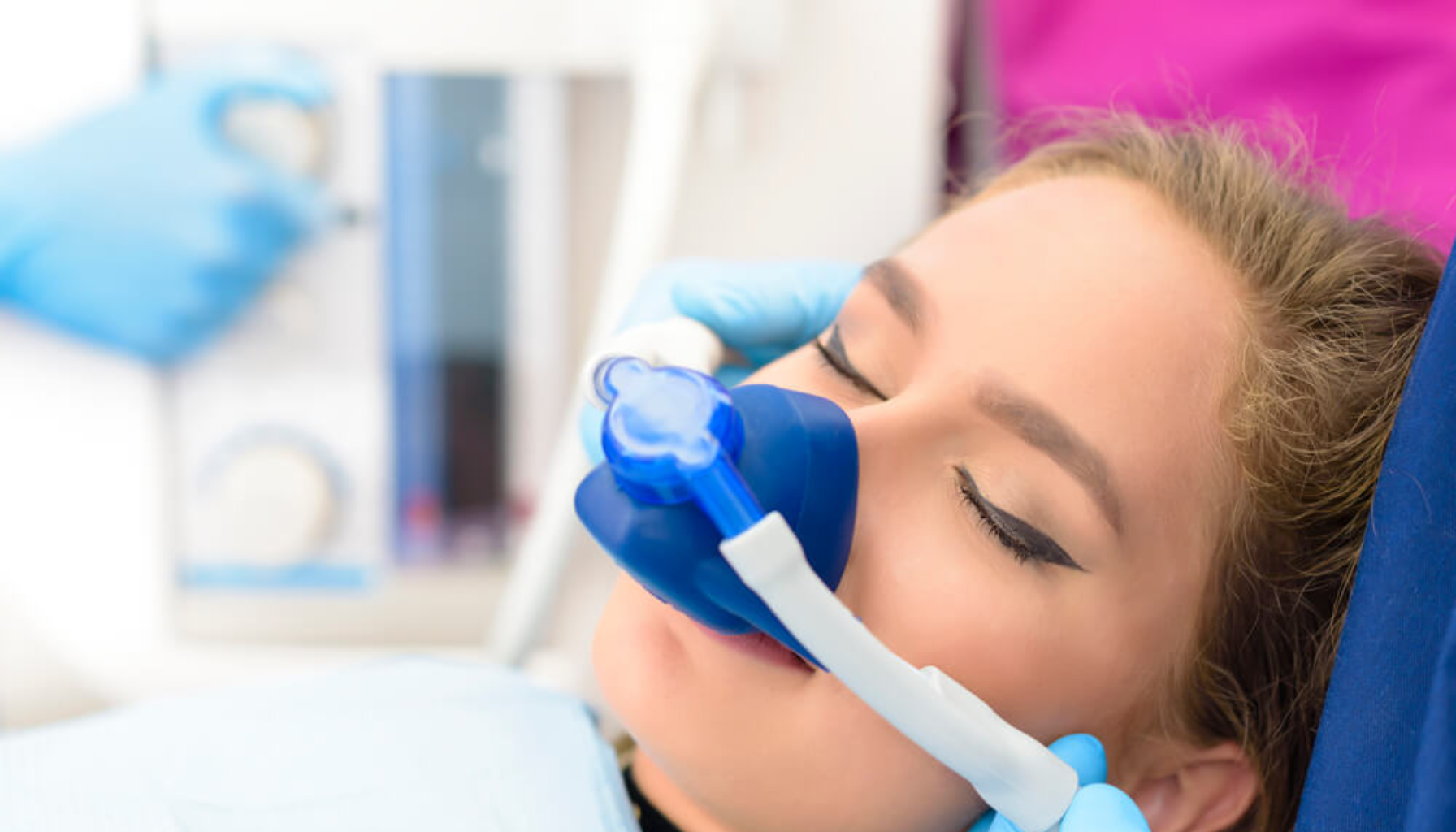 Snorkeoperasjon: Hva betyr det for tannhelsen? 18 "Kvinne hos tannlege får lystgassbedøvelse gjennom maske over nese mens hun ligger i stolen."