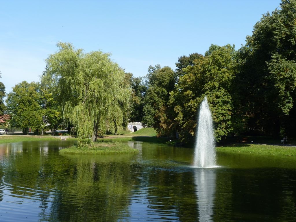 Park Aleksandria w Siedlcach (źródło: https://commons.wikimedia.org/wiki/File:Siedlce_park_staw_2012_micbor.JPG)