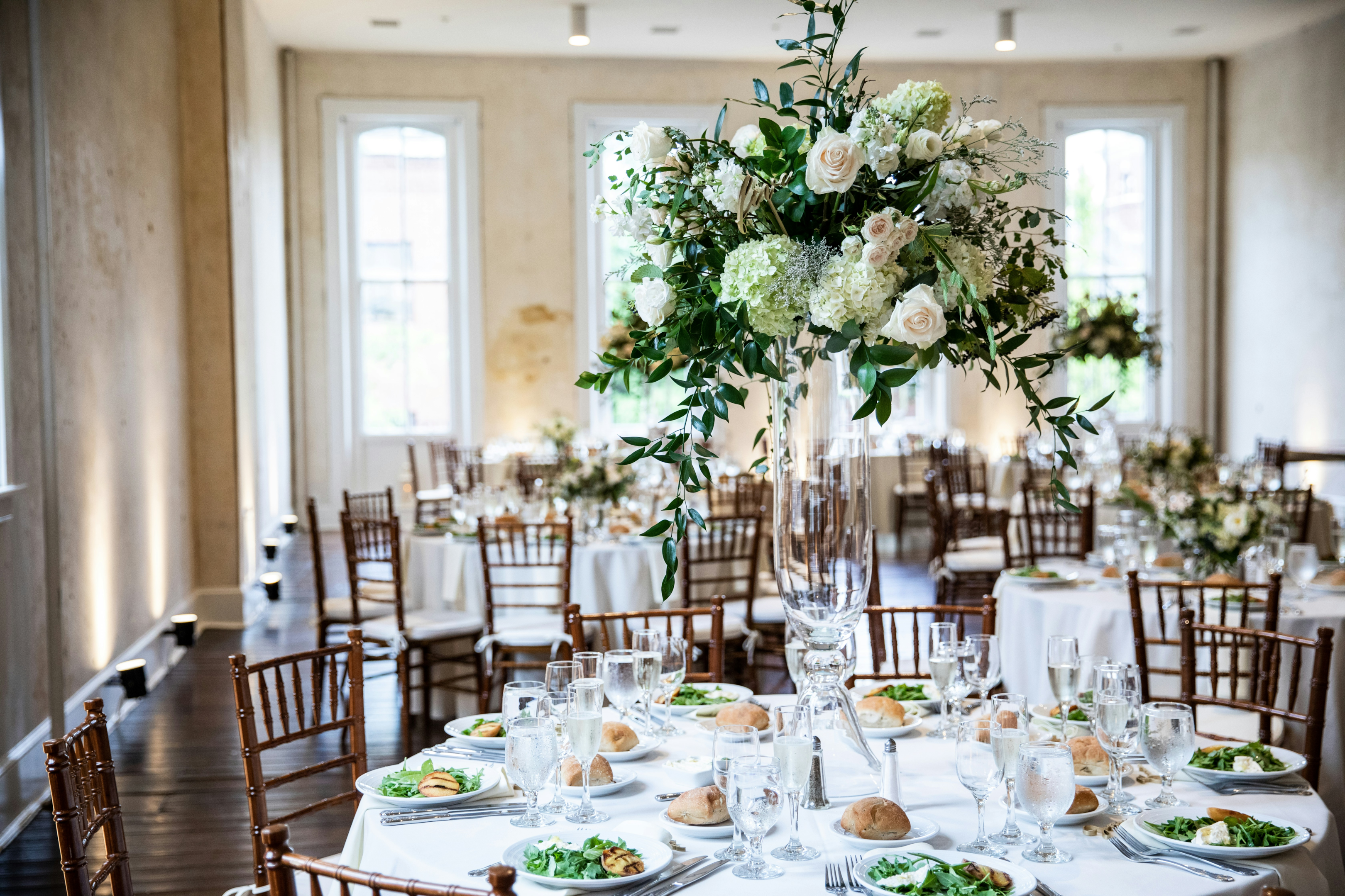 https://unsplash.com/photos/a-table-set-for-a-formal-dinner-with-white-flowers-and-greenery-ufpn_xkqlss