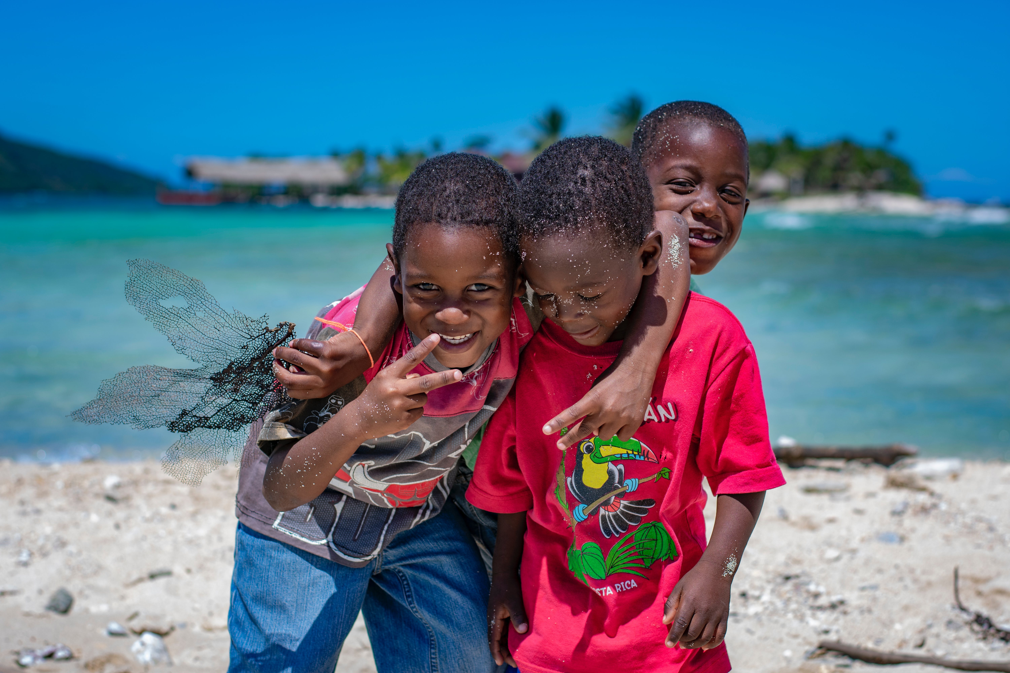 Little kids playing at the beach to illustrate Countries in Spanish in the Caribbean