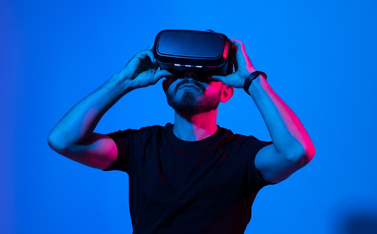 metaverse - Digital asset - asset managers - regulatory clarity – settlement – institutions – banks – derivatives – Artificial Intelligence – bitcoin – blockchain – blockchain technology – decentralized finance – digital assets An futuristic image of a man looking into the future through metaverse goggles.