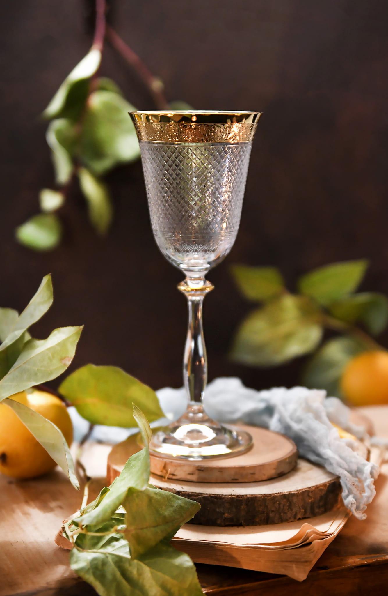 eleganckie-kieliszki-do-czerwonego-wina-ze-zlotym-zdobieniem