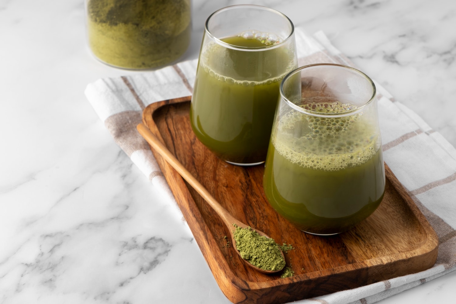 Dwie szklanki gotowej herbaty matcha