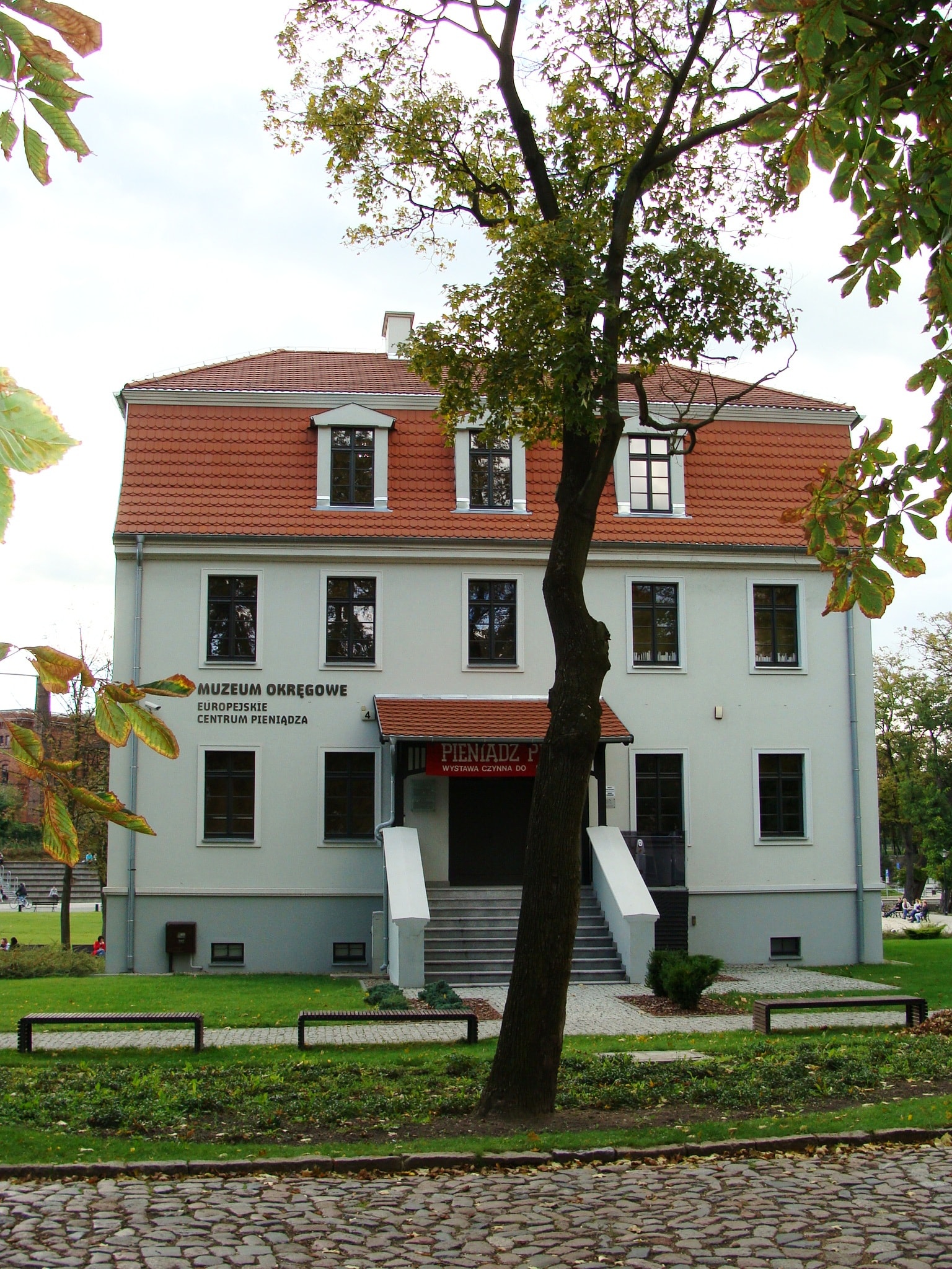 Europejskie Centrum Pieniądza w Bydgoszczy (źródło: https://commons.wikimedia.org/wiki/File:Bydgoszcz,_dom,_XVII,_-_Europejskie_Centrum_Pieni%C4%85dza_2.JPG)