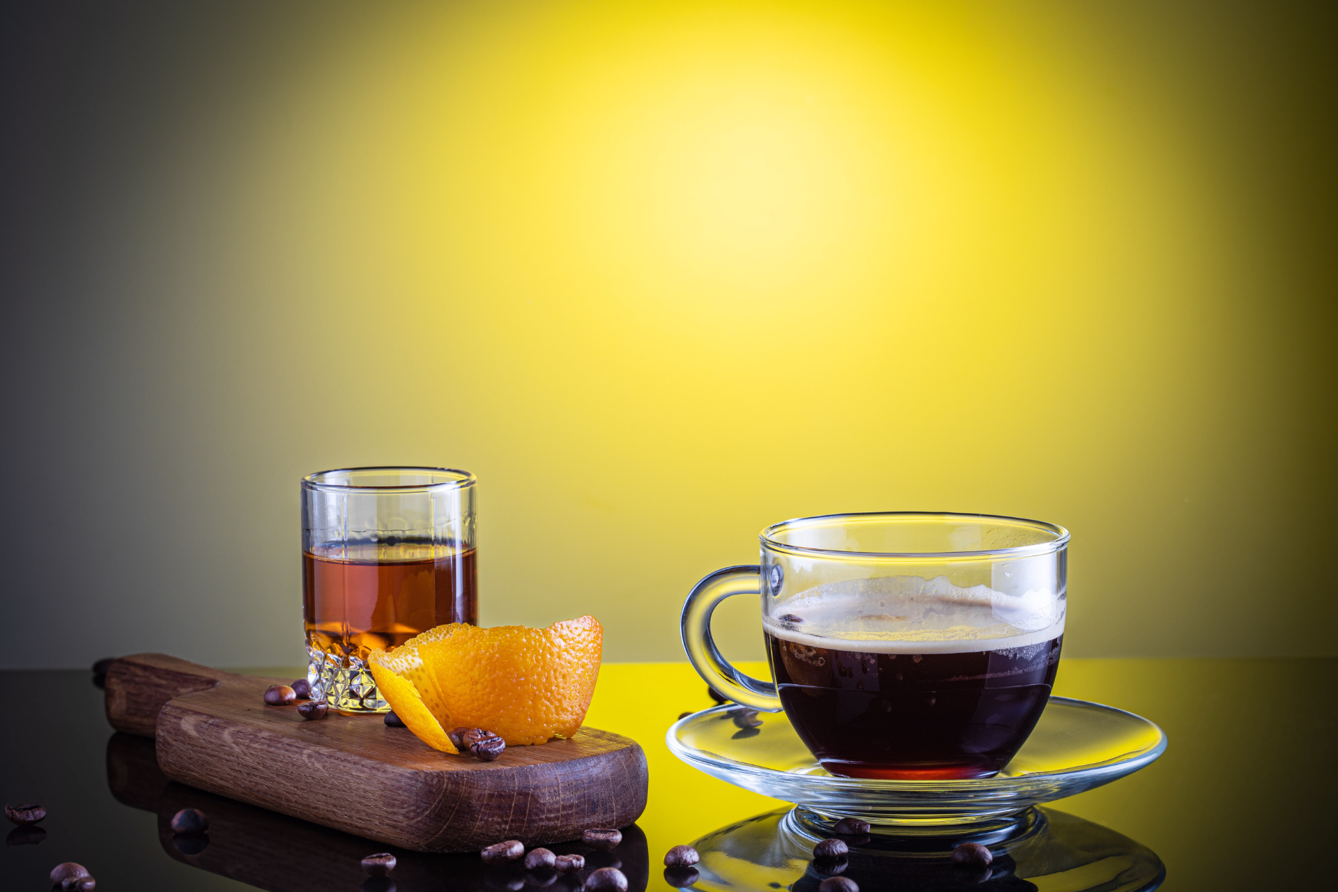 Copo de licor, especiarias e xícara de café. Foto: Andris Salmins de Getty Images - Canva.