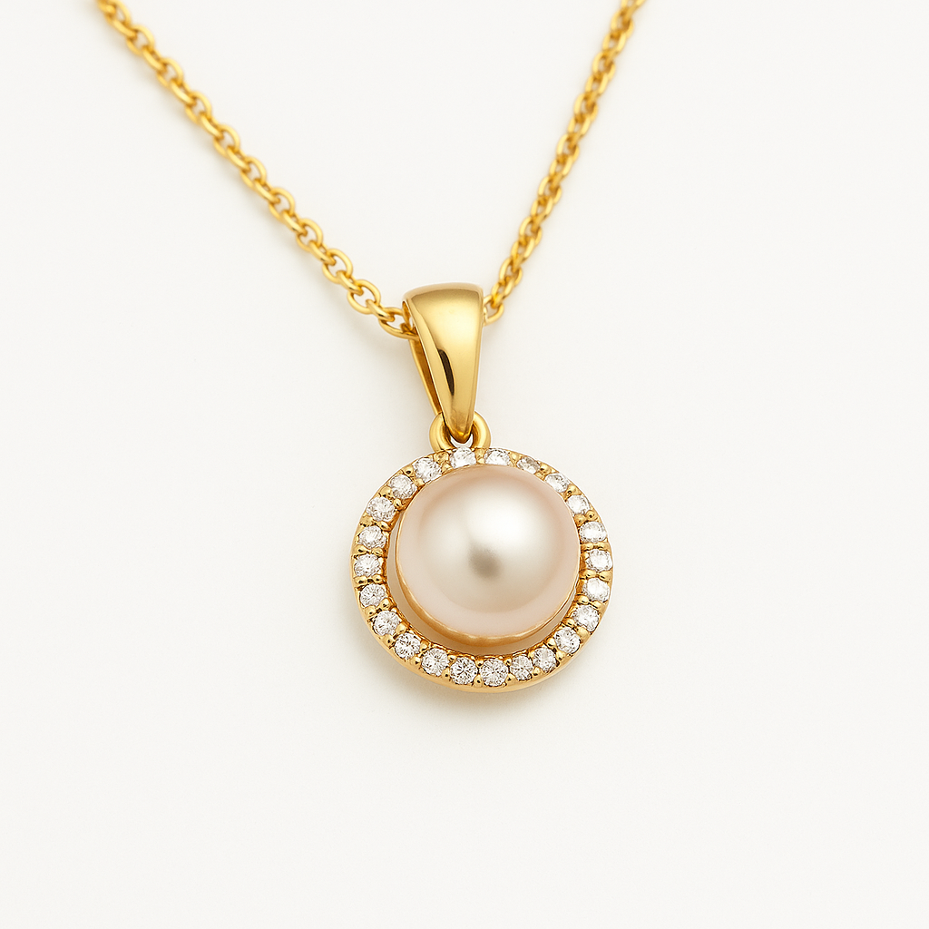 Pakabukas su gėlavandeniu perlu ir mažais deimantais ant grandinėlės.