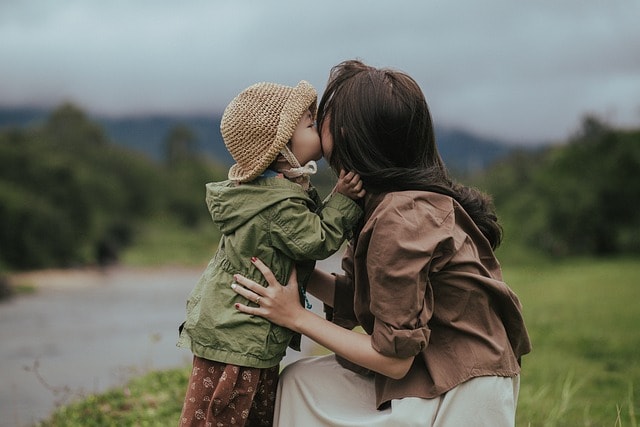 Check out this mother, daughter, kiss, life