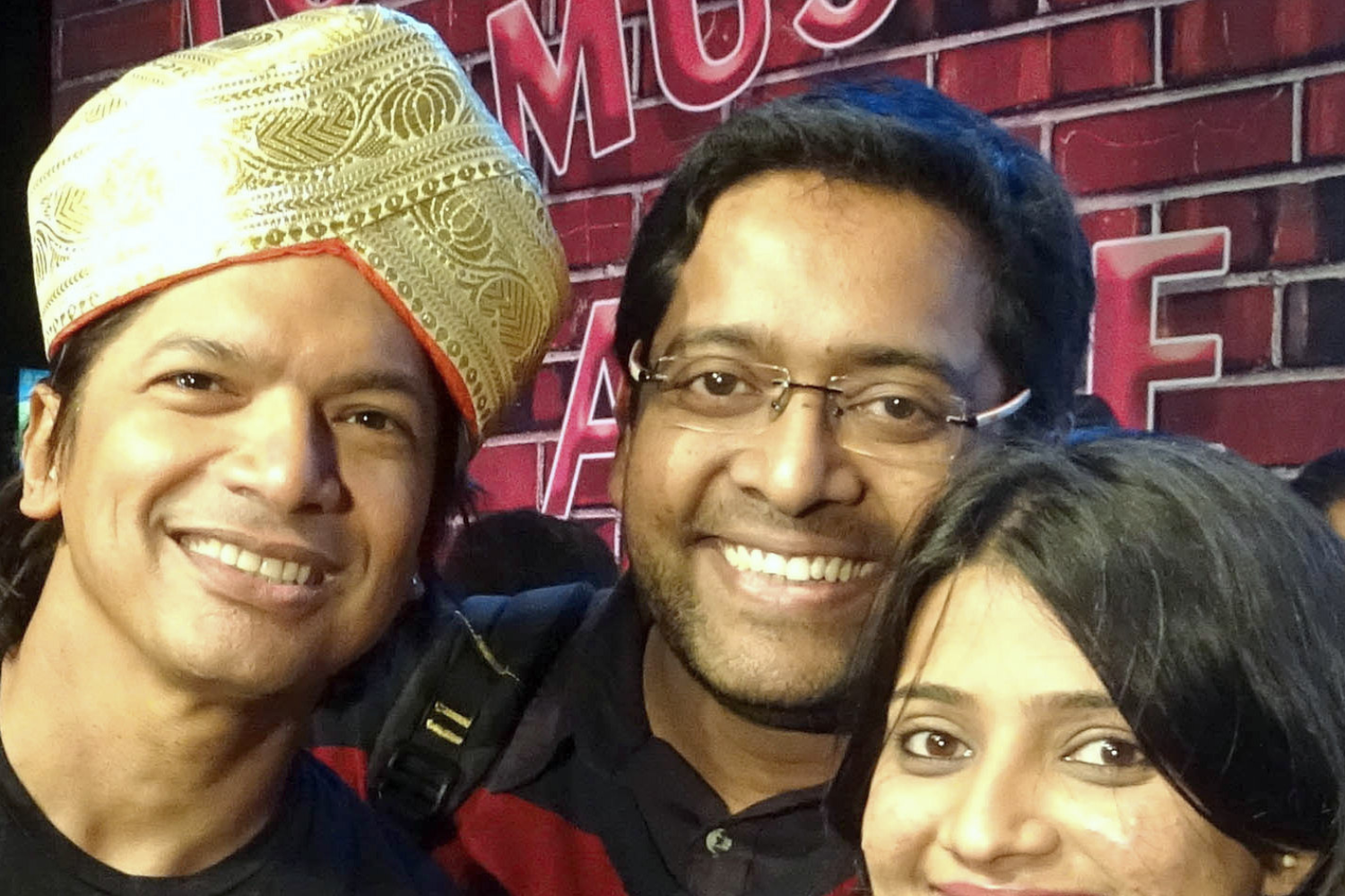 Singer Shaan (Shantanu Mukherjee), wearing Mysore peta along with another man and a woman.