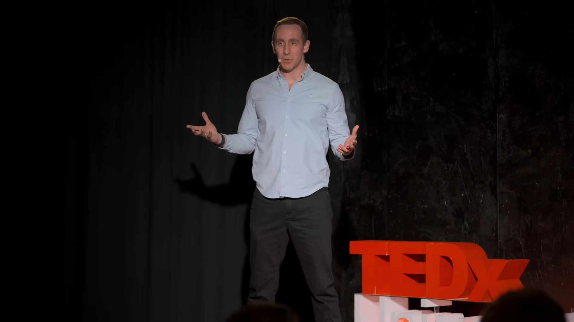 Example of a presentation opening with inviting gestures