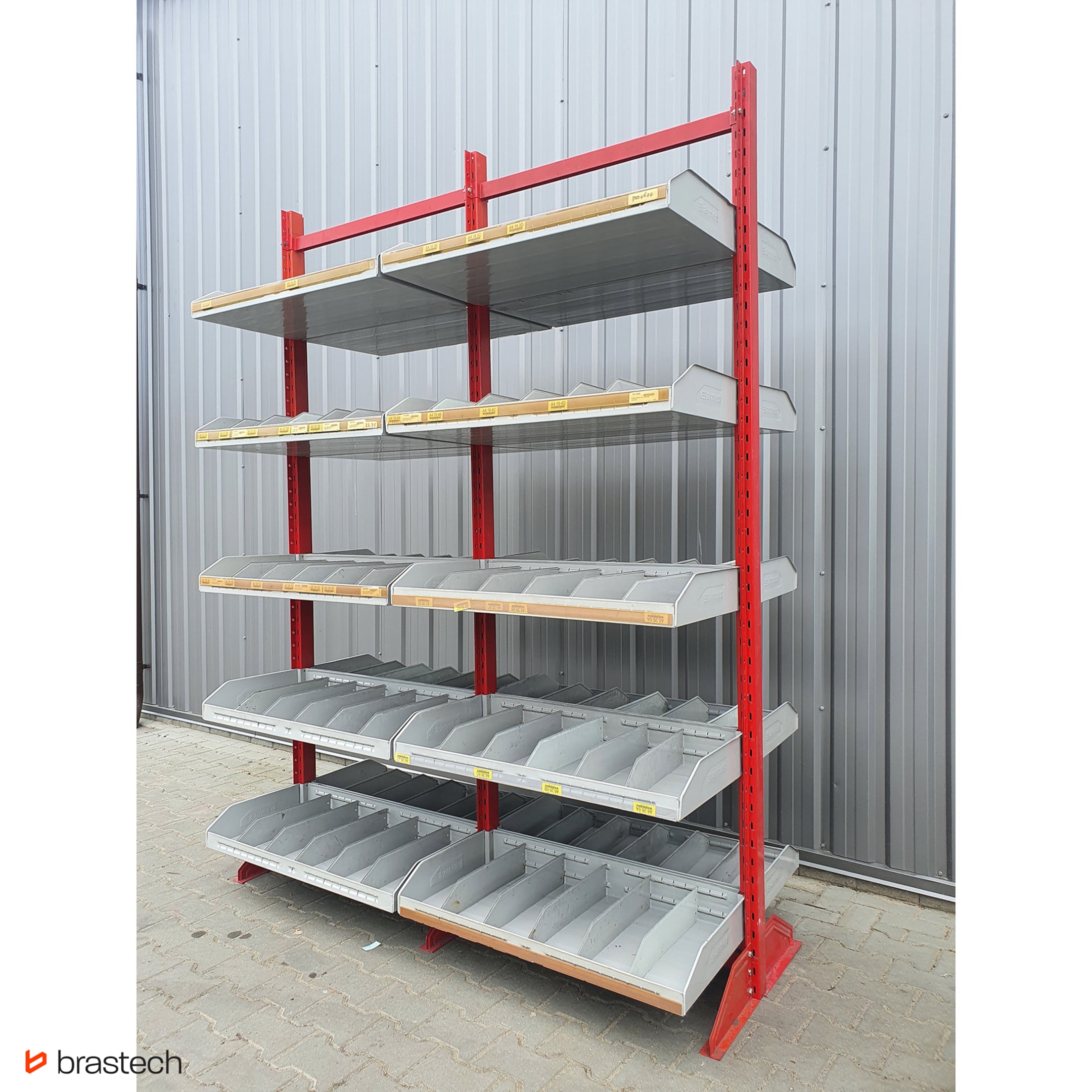 Bezpieczne przechowywanie narzędzi- najlepsze rozwiązania dla Twojego warsztatu! 8 Regał z pólkami z regulowaną wysokością do warsztatu. Źródło: Brastech