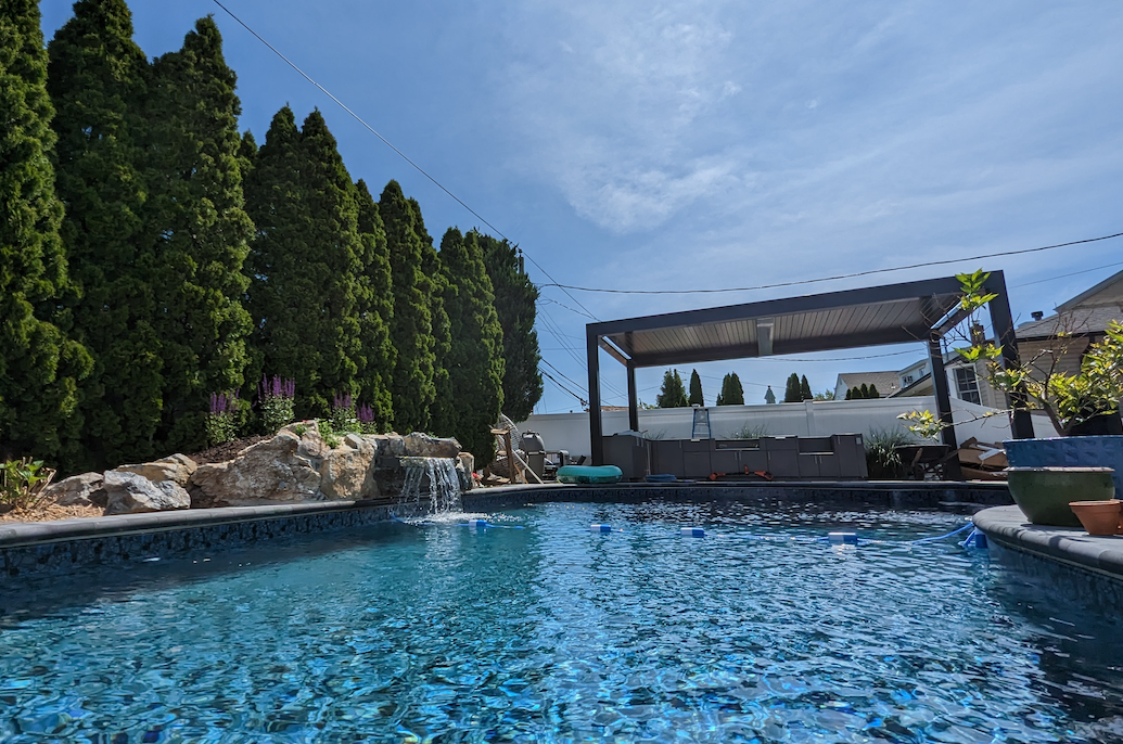 Pool pRIO pergola protecting you from summer heat