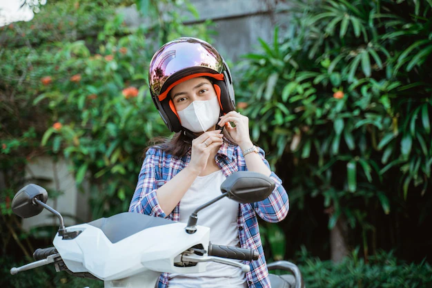 How to strap a motorcycle helmet easily