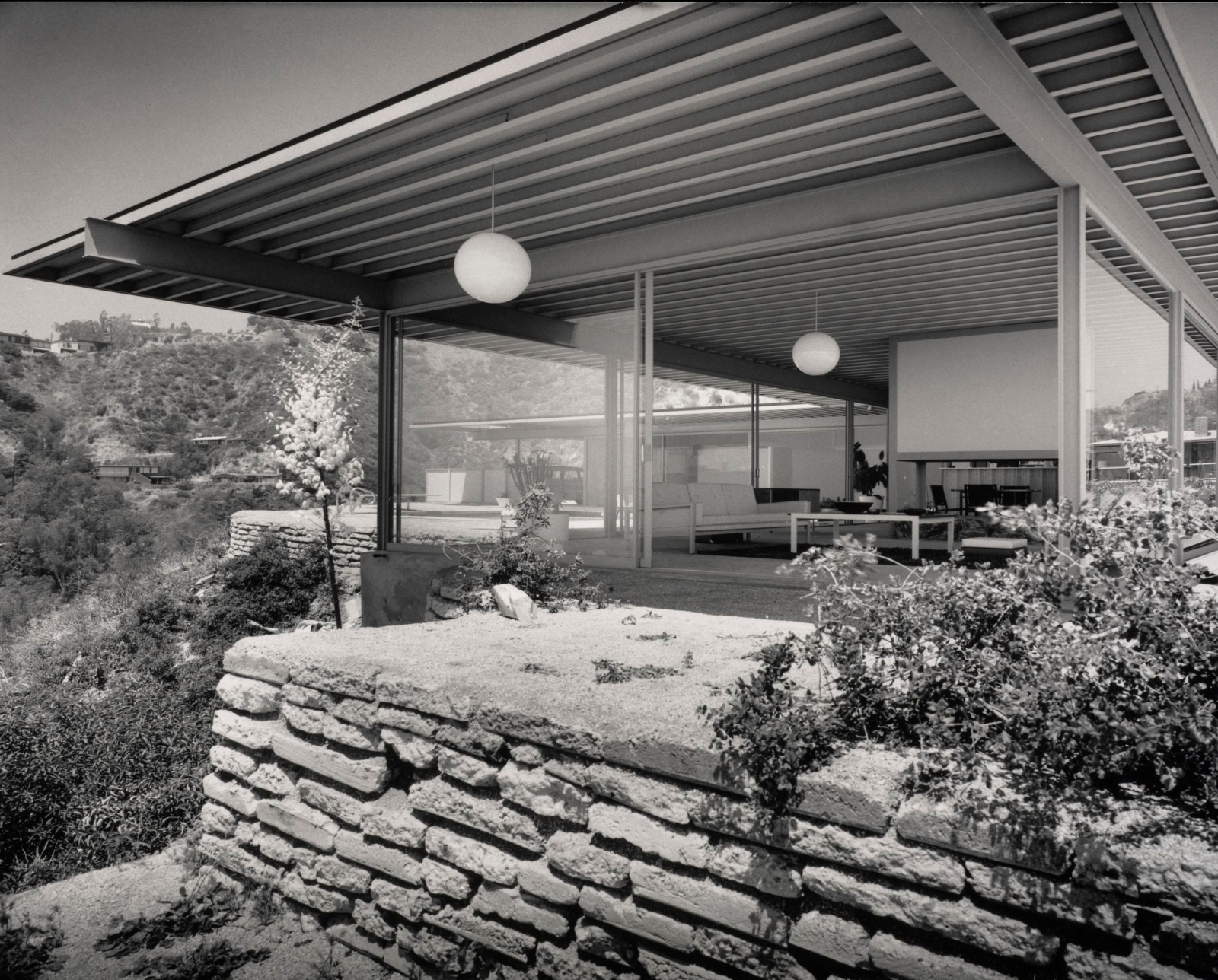 A photograph of the Stahl House exterior.