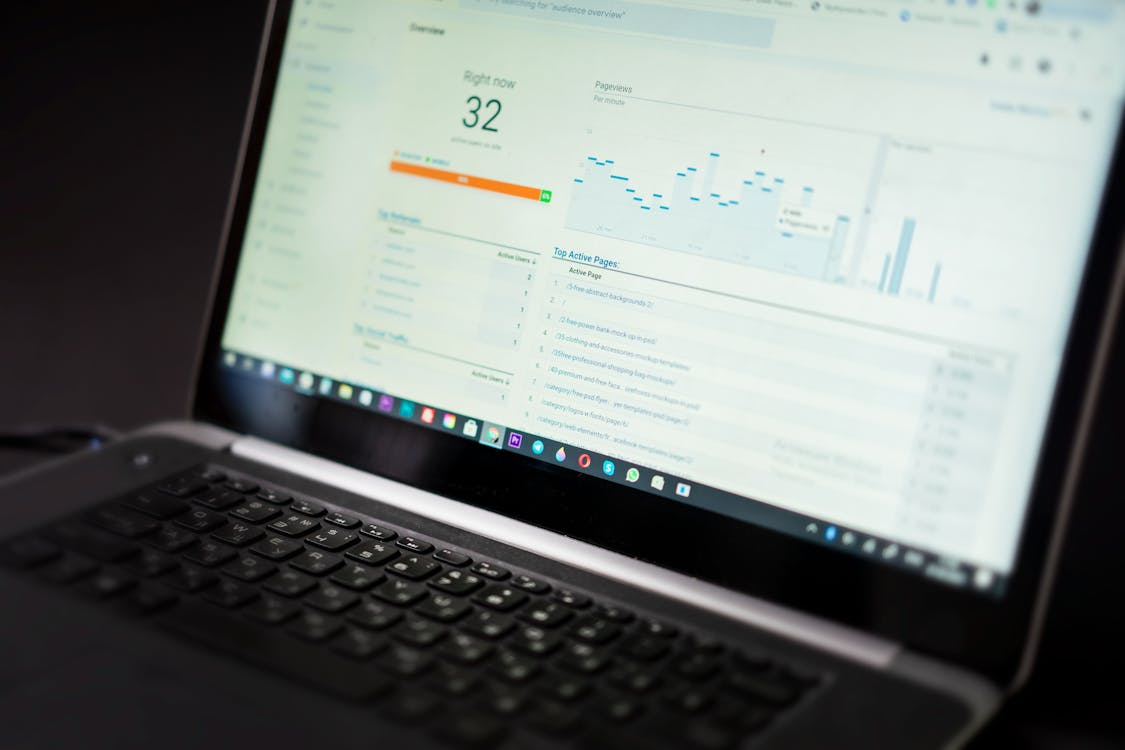 KPI-dashboards op laptop met grafieken