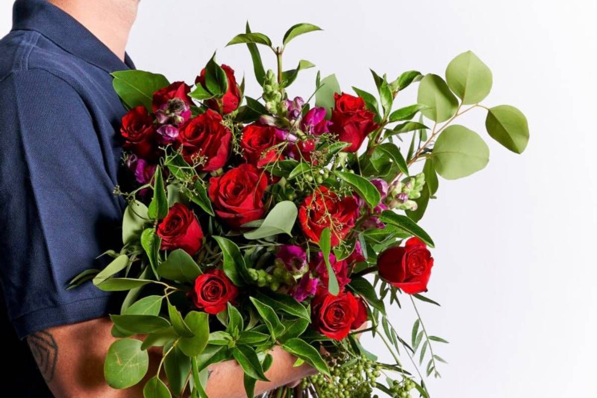 Gift delivery of red rose flower bouquet, affordable prices, day flower, passionate company - Fbaulous Flowers