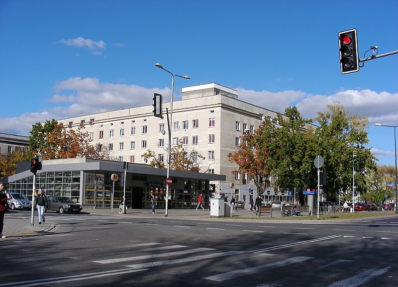 Dzielnica Stare Bielany i widok na ulicę. Źródło: https://commons.wikimedia.org/wiki/File:Warszawa,_Metro_-_Stare_Bielany,_ul.Kasprowicza_-_panoramio.jpg