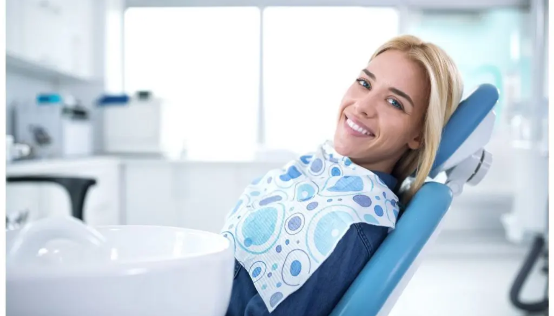 Tannlegesenteret: Der moderne teknologi møter trygg pasientomsorg 13 Smilende pasient sitter tilbakelent i tannlegestol med beskyttelsesforkle i lyst moderne klinikkmiljø med utstyr rundt.