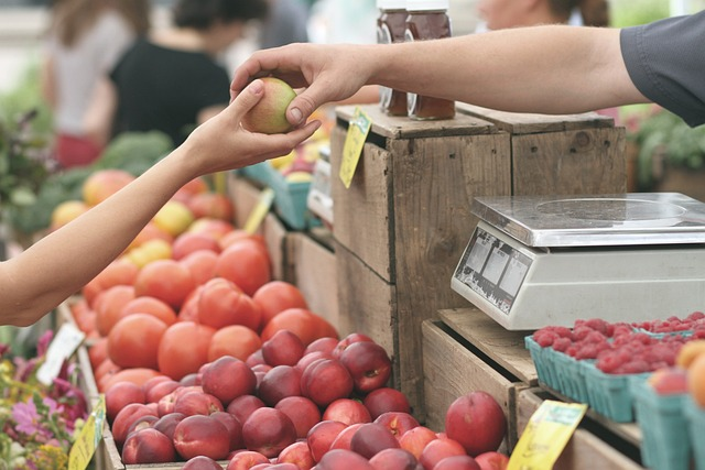 person buying apples representing how the search query performance dashboard can help reach business objectives