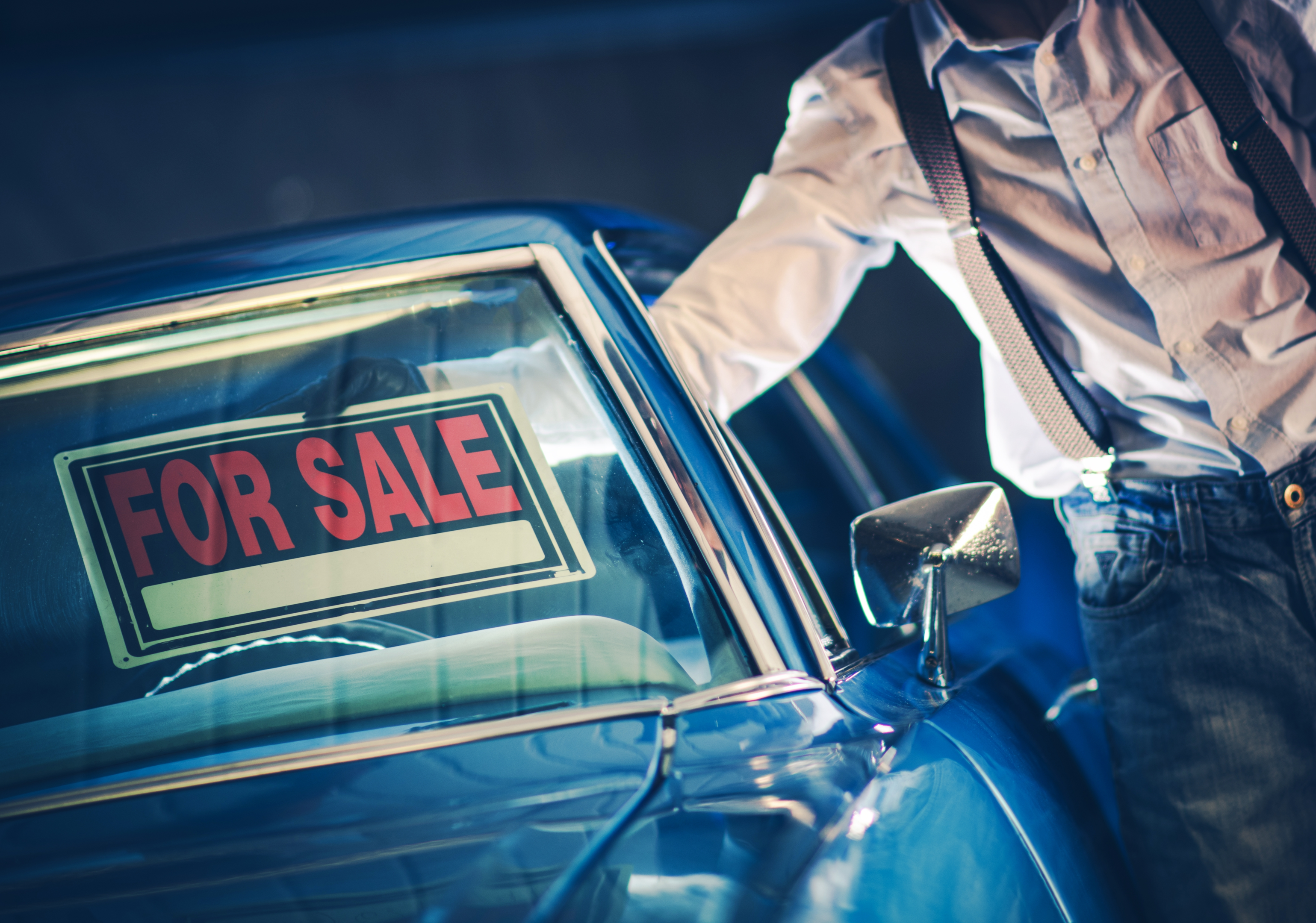 A person looking at offers from different junk car buyers in Richmond Hill