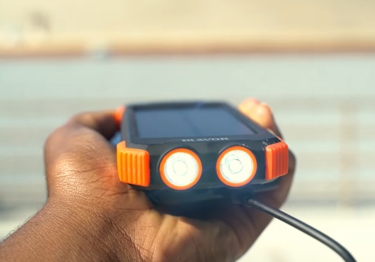 dual flashlight of Blavor solar power bank
