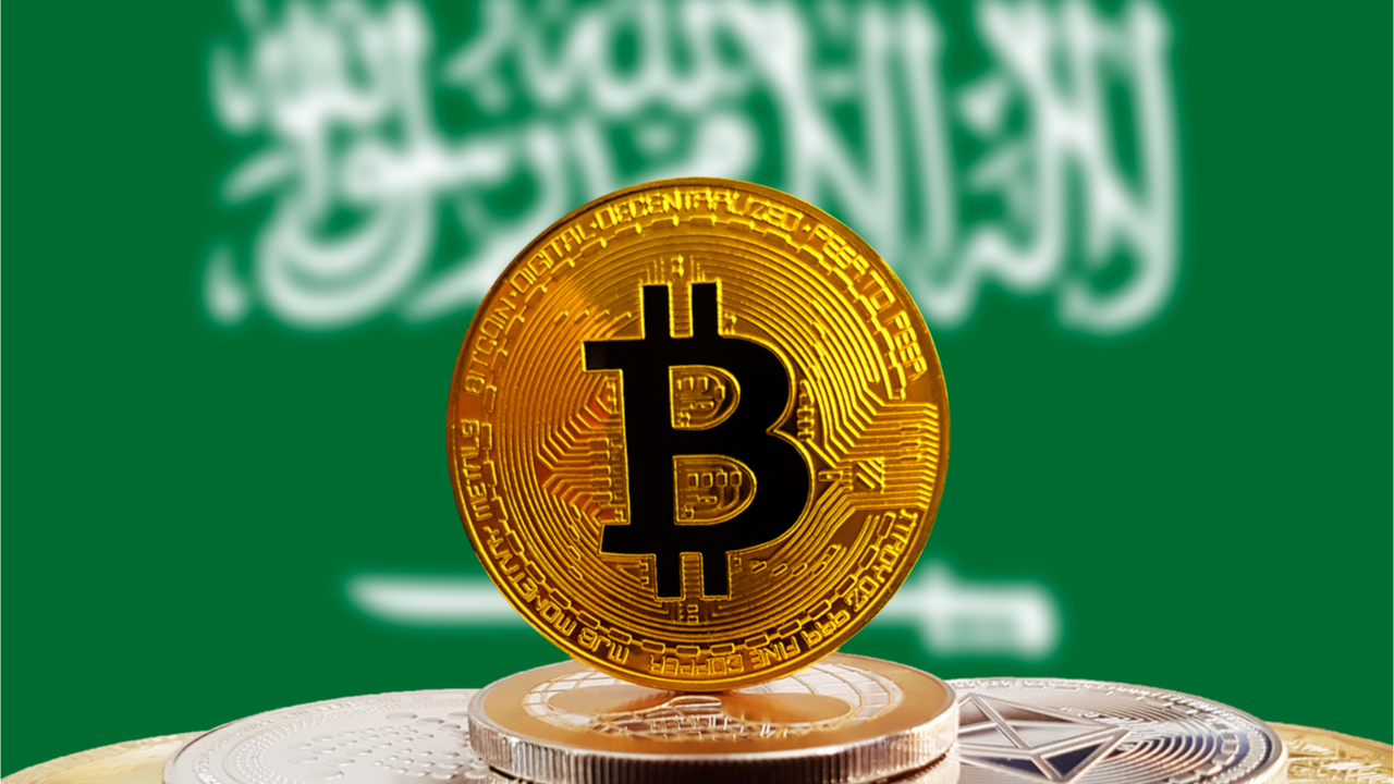 عملة بيتكوين بارزة أمام علم السعودية