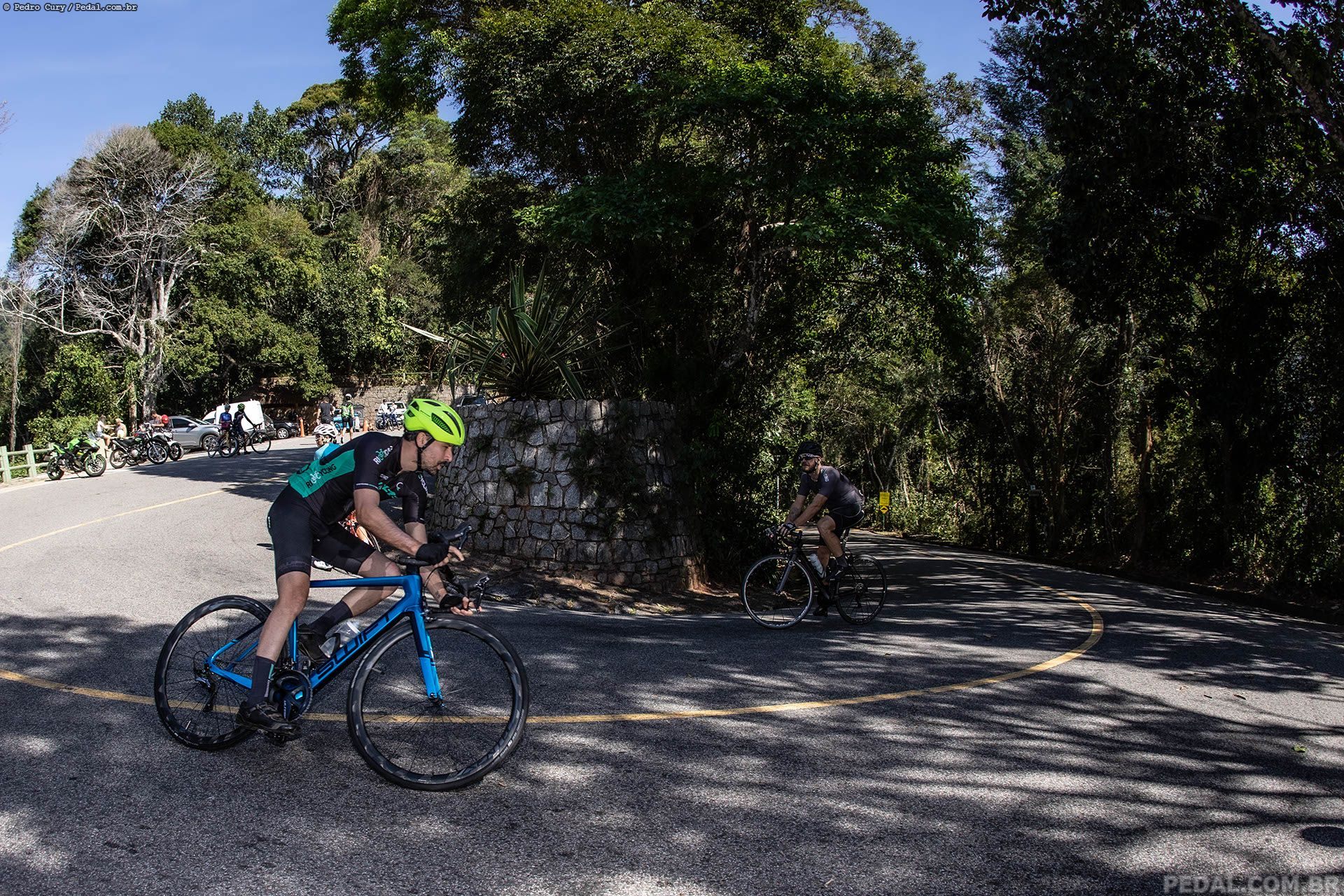Ciclistas pedalando em uma curva fechada do Parque Nacional da Tijuca. Imagem: Creative Commons.