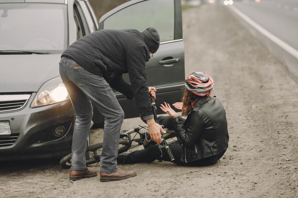 Freepik.com, @prostooleh | Mężczyzna potrącił rowerzystkę. Po określeniu okoliczności wypadku, odszkodowanie przysługuje osobie poszkodowanej.