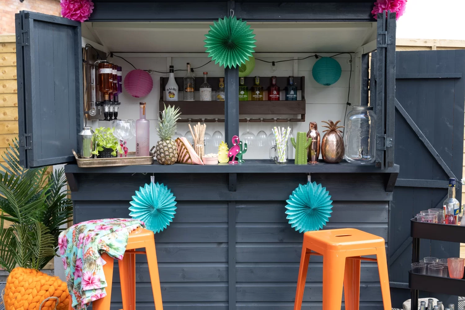 How To Choose Mobile Bar Hire Drinks Package For Garden Party? -