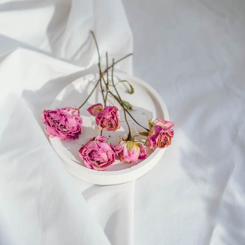dried pink roses, blue crystals, fresh flowers completely dried, enough silica gel