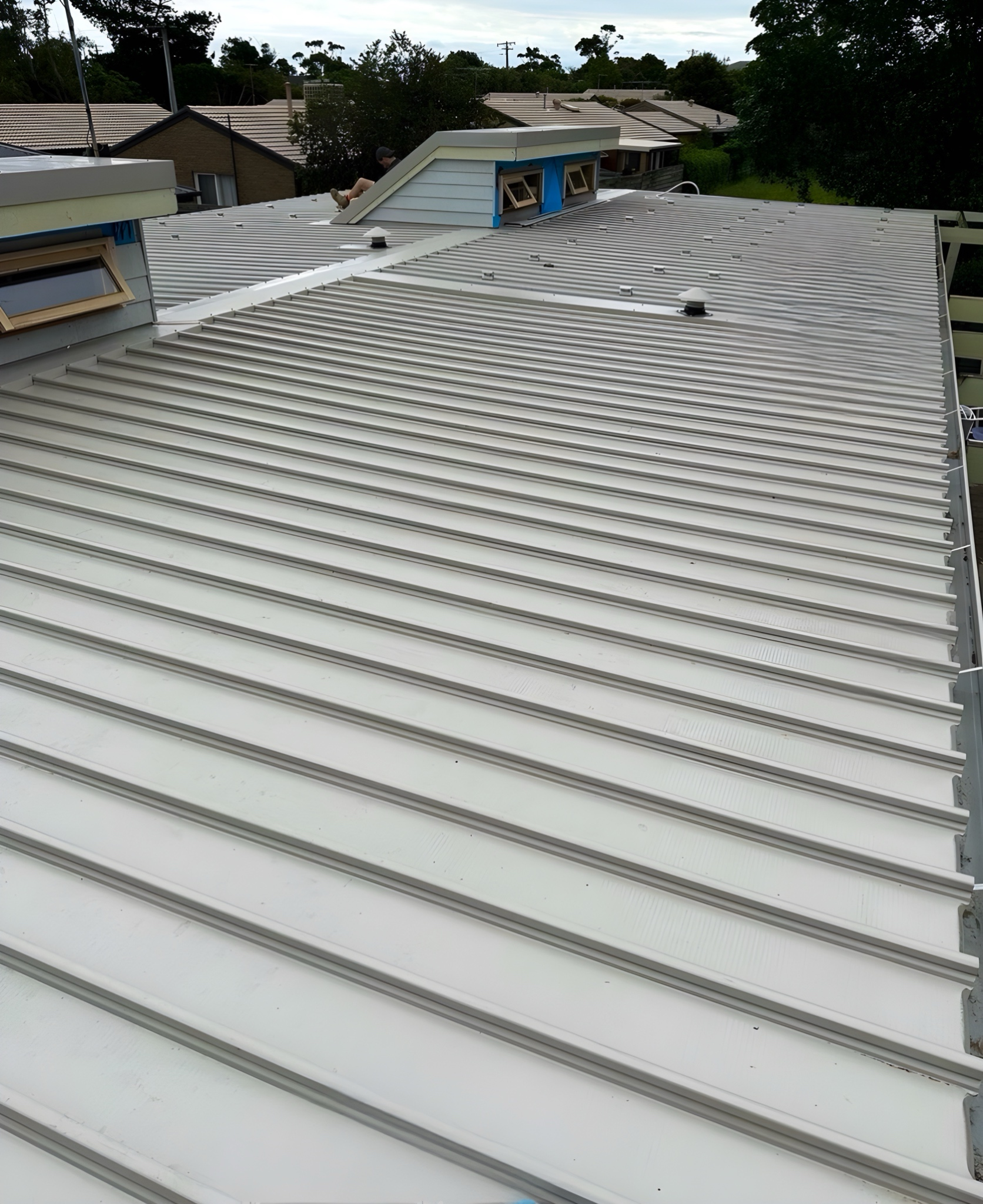 The flat pans of Klip Lok 700 roofing 