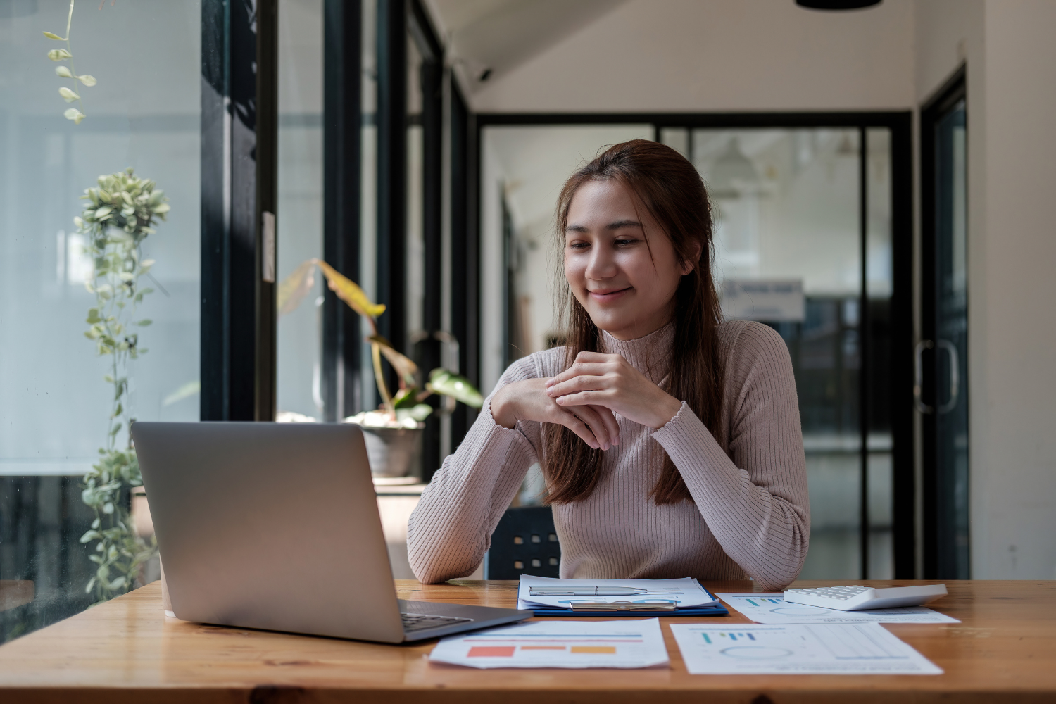 A Filipino remote worker on her laptop.